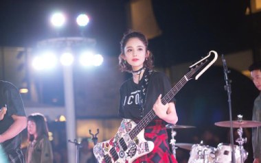 丁建国写的歌吉他谱_缝纫机乐队_C调_变调夹不夹_两万五