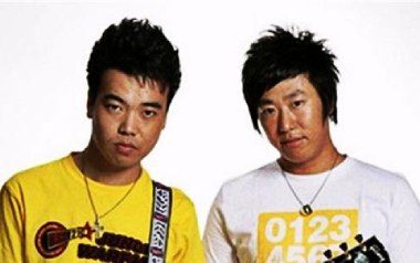 冬天里的白玫瑰吉他谱_地铁兄弟_D调_变调夹4品_两万五