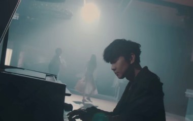 孤独娱乐吉他谱_林俊杰_C调_变调夹降全音调弦_喵了个艺