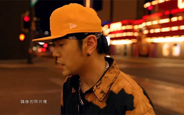 还在流浪吉他谱_周杰伦_C调_变调夹1品_无限延音