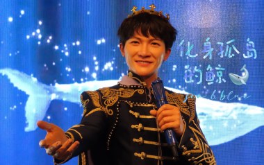 化身孤岛的鲸吉他谱_周深_C调_变调夹不夹_吴先生TAB