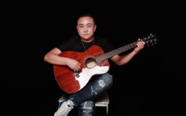 尼木阿琪吉他谱_曲木依布_F调_变调夹1品_两万五