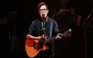 闪亮的日子吉他谱_罗大佑_D调_变调夹3品_吉他张小胖