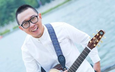 孙大剩吉他谱_白亮_C调_变调夹不夹_深蓝雨吉他的教程