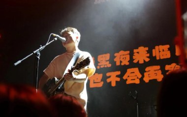 我在太原和谁一起假装悲伤吉他谱_贰佰_C调_变调夹不夹_网络转载