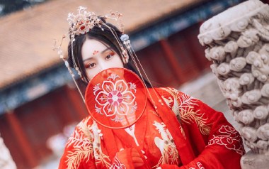 误红妆吉他谱_等什么君_C调_变调夹3品_一颗加菲