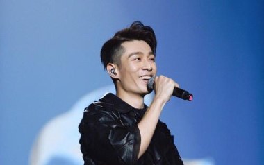 乌托邦吉他谱_周柏豪_D调_变调夹1品_小小音乐人