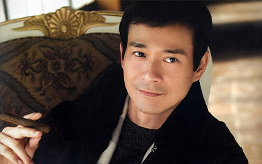 笑看风云吉他谱_郑少秋_C调_变调夹4品_吉他专家