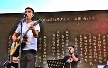 小莉吉他谱_王荻_G调_变调夹2品_浪淘沙