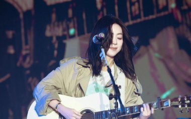 夜游吉他谱_陈绮贞_A调_变调夹降半音调弦_一颗加菲