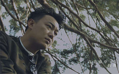 阴天快乐吉他谱_陈奕迅_G调_变调夹降半音调弦_阿波