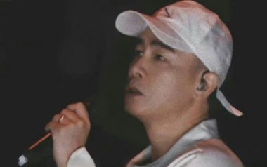 友情岁月吉他谱_陈小春_D调_变调夹不夹_齐歌吉他
