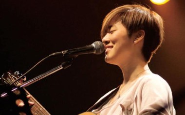 追光者吉他谱_岑宁儿_G调_变调夹4品_高音教
