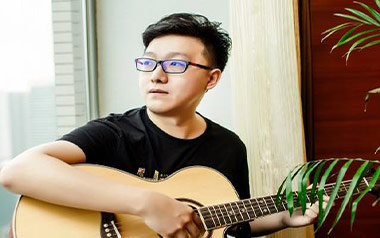 最美的瞬间吉他谱_真瑞_C调_变调夹4品_革命吉他的教程